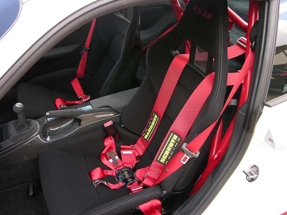 Kuipstoel in een auto-interieur