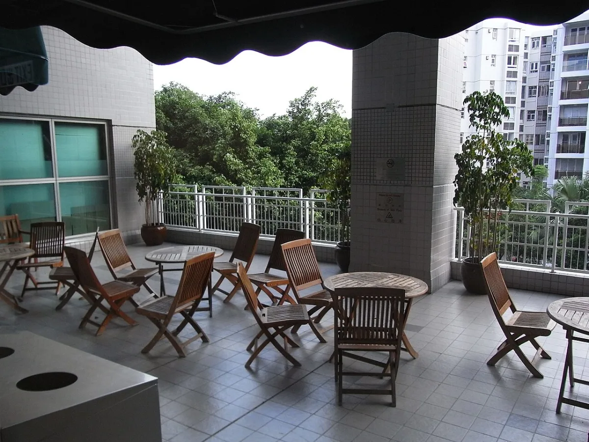 Kuipstoelen op een terras